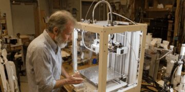 Muž pri 3D tlačiarni