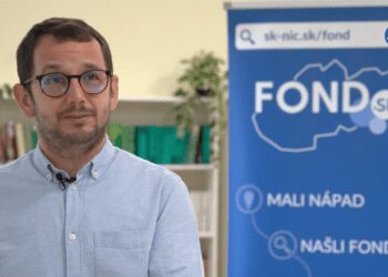 Muž pred bannerom s logom Fondu SK-NIC, Výzva pre malé projekty 2025, OZ Barlicka