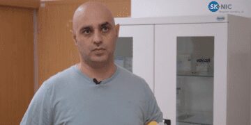 Muž pred bannerom s logom Fondu SK-NIC, Výzva pre malé projekty 2025, projekt Body Motion