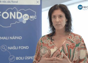 Pani pred bannerom s logom Fondu SK-NIC, Výzva pre malé projekty 2025, UK