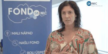 Pani pred bannerom s logom Fondu SK-NIC, Výzva pre malé projekty 2025, UK