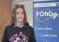 Pani pred bannerom s logom Fondu SK-NIC, Výzva pre malé projekty 2025