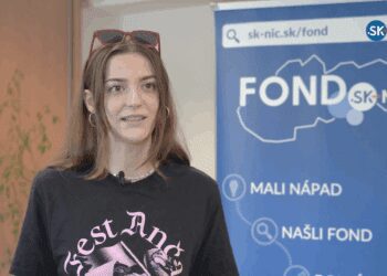 Pani pred bannerom s logom Fondu SK-NIC, Výzva pre malé projekty 2025