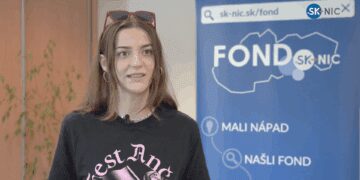 Pani pred bannerom s logom Fondu SK-NIC, Výzva pre malé projekty 2025