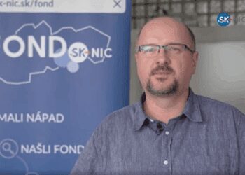Muž pred bannerom s logom Fondu SK-NIC, Výzva pre malé projekty 2025, Edusféra