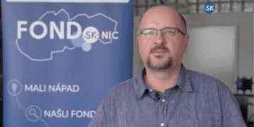 Muž pred bannerom s logom Fondu SK-NIC, Výzva pre malé projekty 2025, Edusféra