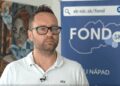 Muž pred bannerom s logom Fondu SK-NIC