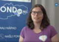 Pani pred bannerom s logom Fondu SK-NIC