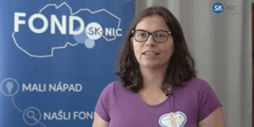 Pani pred bannerom s logom Fondu SK-NIC