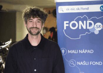 Muž pred bannerom s logom Fondu SK-NIC, Výzva pre malé projekty 2025, projekt Kluky