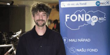 Muž pred bannerom s logom Fondu SK-NIC, Výzva pre malé projekty 2025, projekt Kluky