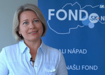 Žena pred bannerom s logom Fondu SK-NIC, Výzva pre malé projekty 2025, Qubit Academy