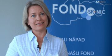 Žena pred bannerom s logom Fondu SK-NIC, Výzva pre malé projekty 2025, Qubit Academy