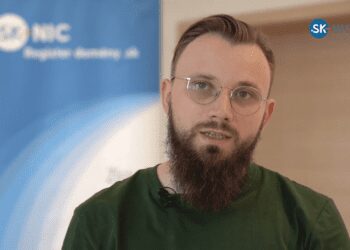 Muž pred bannerom s logom Fondu SK-NIC, Výzva pre malé projekty 2025, Vedecké okienko