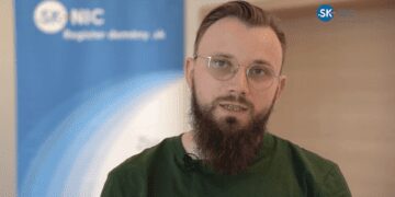 Muž pred bannerom s logom Fondu SK-NIC, Výzva pre malé projekty 2025, Vedecké okienko