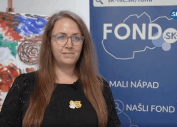 Pani pred bannerom s logom Fondu SK-NIC