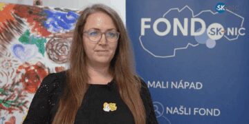 Pani pred bannerom s logom Fondu SK-NIC