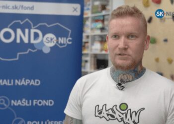 Mladý muž pred bannerom Fondu SK-NIC