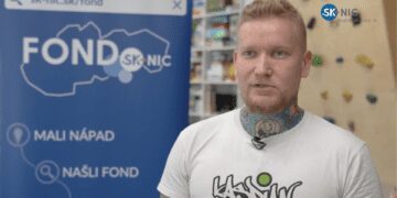 Mladý muž pred bannerom Fondu SK-NIC